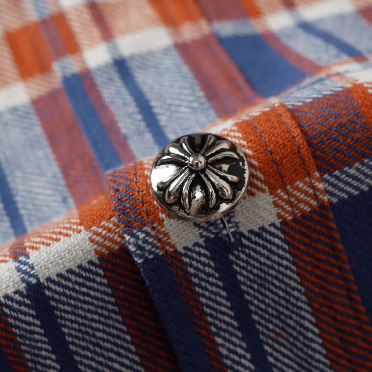 🅿️380 ch|24fw Crow Heart New Striped Plaid Splicing Silver Button Cardigan Shirt Process description: The fabric is made of custom-woven and custom-dyed wool blended fabric. The fabric contains wool components and has a very good texture. All the plaids are counter-position stitching. Every size and every plaid splicing is counter-position. It not only consumes fabric but also takes time. The details are very delicate. The sleeve logo printing uses special pulping. The characteristic of the printing process is the use of high-performance glue for printing, which creates a sense of layering on the printed pattern. The accessories of the new yb mold are used. Buttons and pocket silver jewelry are custom-developed using silver-plated foti materials. The cuffs are made with buttons and snaps that are consistent with yb and are designed with loose fit. The oversized version is truly restored. Color: blue/green/red. Size: S-XL.